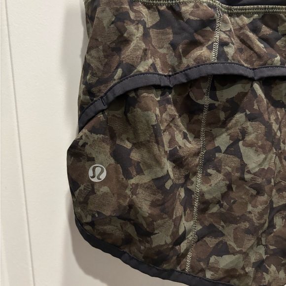 EUC Lululemon Run: Speed Short *4-way Stretch Mystic Jungle Fatigue 2.5” - Picture 4 of 5